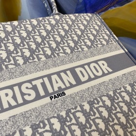 Большая сумка Dior с застежкой-клипсой. Новая модель от Dior. . О