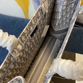 Большая сумка Dior с застежкой-клипсой. Новая модель от Dior. . О