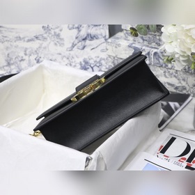 Dior 30 Montaigne, черный 30 Montaigne — это сумка в классическом