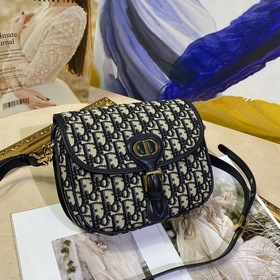 Сумка Dior BOBBY в стиле ретро из новой коллекции ранней осени Ре