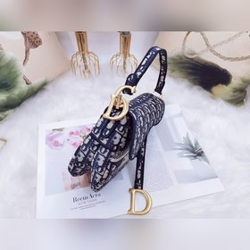 Синяя сумка с вышитыми седлом из толстой нити. Дополнительные дет