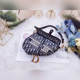 Синяя сумка с вышитыми седлом из толстой нити. Дополнительные дет