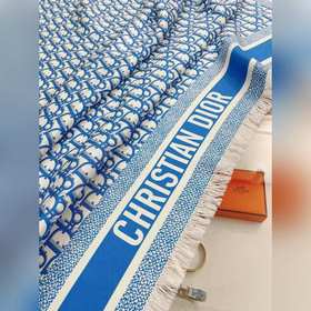 Шарф Dior из шелка 100% шелк Этот шелковый шарф мне очень нравит