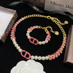 Новое лаковое браслет розового цвета от Dior Выберите несколько у