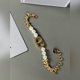 Новое изделие Dior： браслет из жемчужно-розового кристалла Очень