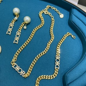 DIOR Классическая модель, которая должна быть у каждого