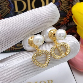 DIOR Серьги-гвоздики с буквами из жемчуга в форме сердец, серебро