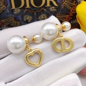 DIOR Серьги-гвоздики с буквами из жемчуга в форме сердец, серебро