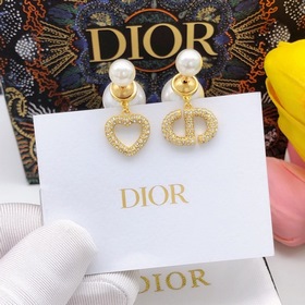 DIOR Серьги-гвоздики с буквами из жемчуга в форме сердец, серебро