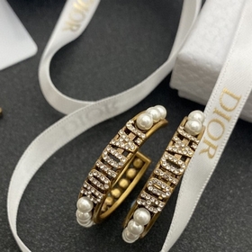 Dior Серьги-гвоздики с круглым бриллиантом и буквамиз жемчуга Осо