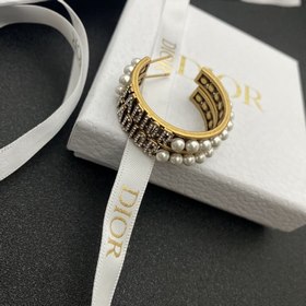 Dior Серьги-гвоздики с круглым бриллиантом и буквамиз жемчуга Осо