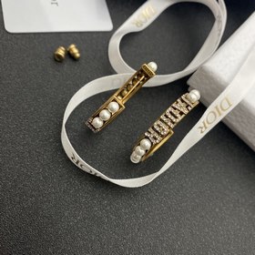 Dior Серьги-гвоздики с круглым бриллиантом и буквамиз жемчуга Осо