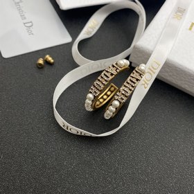 Dior Серьги-гвоздики с круглым бриллиантом и буквамиз жемчуга Осо