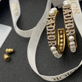 Dior Серьги-гвоздики с круглым бриллиантом и буквамиз жемчуга Осо