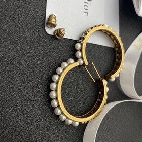 Dior Серьги-гвоздики с круглым бриллиантом и буквамиз жемчуга Осо