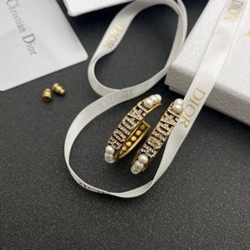 Dior Серьги-гвоздики с круглым бриллиантом и буквамиз жемчуга Осо