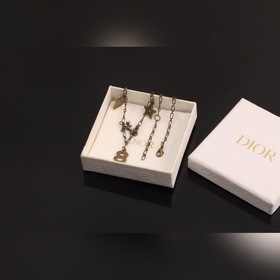 Ожерелье Dior С символическими элементами бренда, вплетенными в