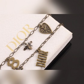 Ожерелье Dior С символическими элементами бренда, вплетенными в