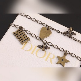 Ожерелье Dior С символическими элементами бренда, вплетенными в 