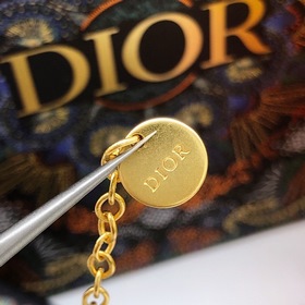 Dior Жемчужные буквы