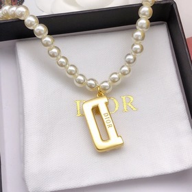 Dior Жемчужные буквы