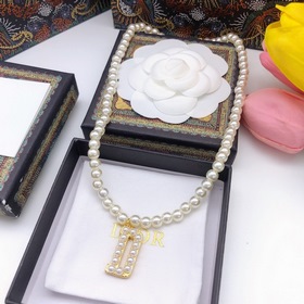 Dior Жемчужные буквы