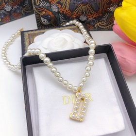 Dior Жемчужные буквы