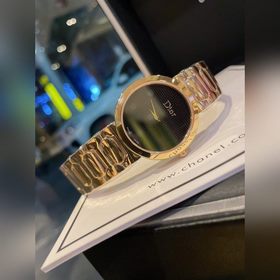 Dior Серия высокого ювелирного искусства Женские часы демонстрир