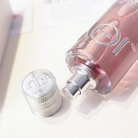 Название бренда： Dior Dior Joy Объем： 90 мл Упаковка： полная ко