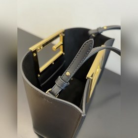 FENDI Way, маленькая, черная Маленькая сумка Изготовлена из теляч