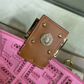 Знаменитая сумка FENDI Baguette Розовый Розовый канвас, золотые 