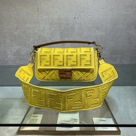 Знаменитая сумка FENDI Baguette Желтый холст, металлические детал