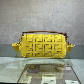 Знаменитая сумка FENDI Baguette Желтый холст, металлические детал
