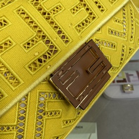 Знаменитая сумка FENDI Baguette Желтый холст, металлические детал