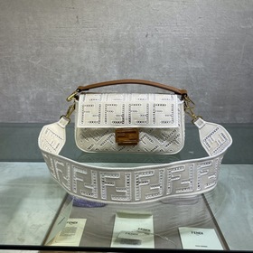 Знаменитая сумка FENDI Baguette Белая Неокрашенный холст, металли