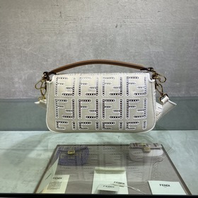 Знаменитая сумка FENDI Baguette Белая Неокрашенный холст, металли