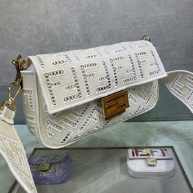 Знаменитая сумка FENDI Baguette Белая Неокрашенный холст, металли