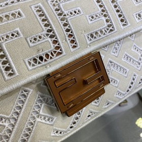 Знаменитая сумка FENDI Baguette Белая Неокрашенный холст, металли