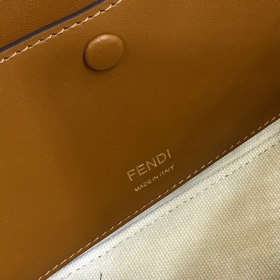 Знаменитая сумка FENDI Baguette Белая Неокрашенный холст, металли