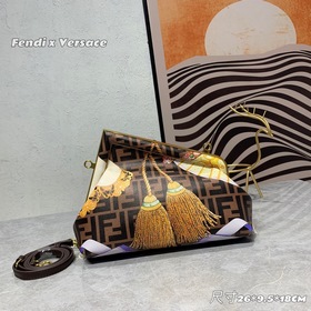 В коллекции Fendi by Versace представлена еще одна великолепная с