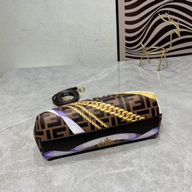 В коллекции Fendi by Versace представлена еще одна великолепная с