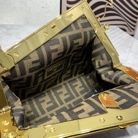 В коллекции Fendi by Versace представлена еще одна великолепная с