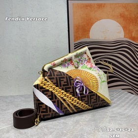 В коллекции Fendi by Versace представлена еще одна великолепная с