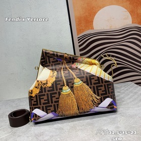 В коллекции Fendi by Versace представлена еще одна великолепная с
