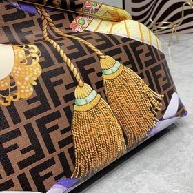 В коллекции Fendi by Versace представлена еще одна великолепная с