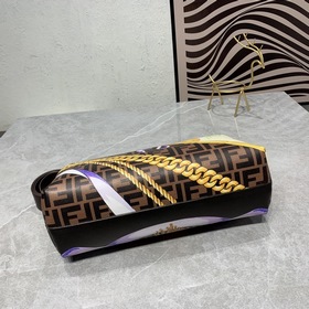 В коллекции Fendi by Versace представлена еще одна великолепная с