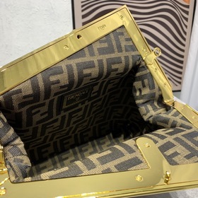 В коллекции Fendi by Versace представлена еще одна великолепная с