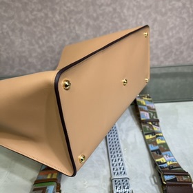 FENDI Way большая сумка цвета абрикос, модель 051L Изготовлена из