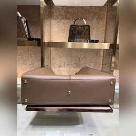 Сумка FENDI peekaboo Мягкая телячья кожа с логотипом FF Просторн