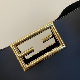 FENDI Way Большая черная сумка через плечо Изготовлена из телячь